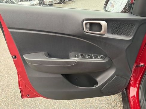 Certified 2025 Hyundai Venue SE image 12