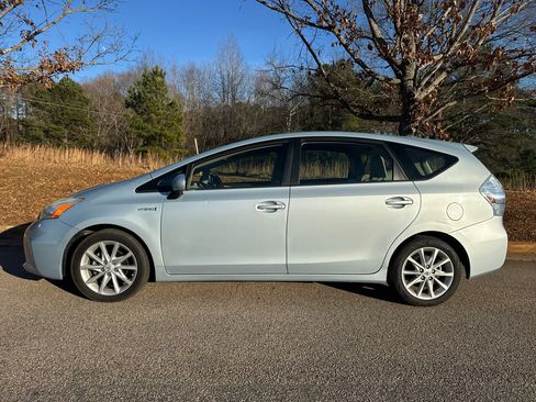 Used 2014 Toyota Prius V Four image 9