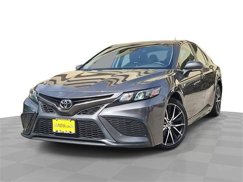 Used 2022 Toyota Camry SE image 1