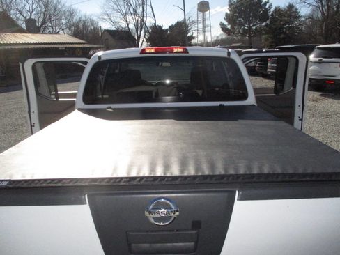 Used 2010 Nissan Frontier SE image 26