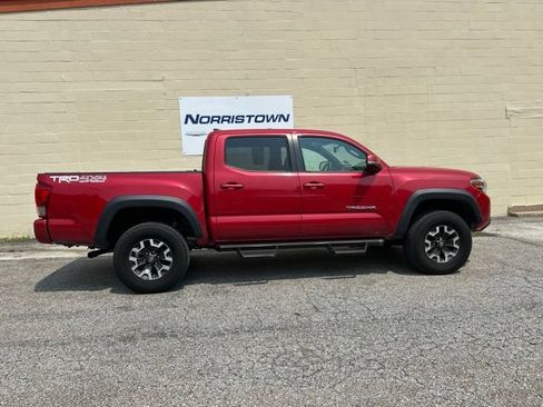 Used 2017 Toyota Tacoma TRD Off-Road w/ Premium & Technology Package AWD/4WD image 3
