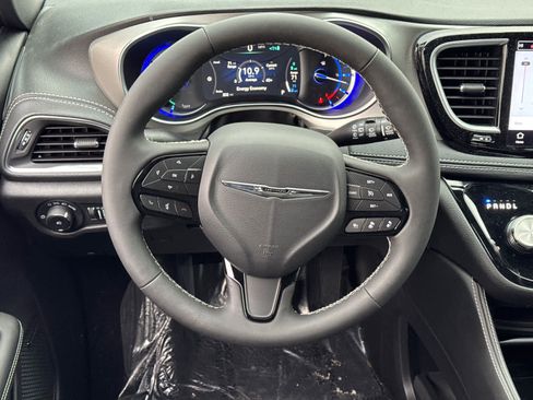 New 2023 Chrysler Pacifica Limited w/ Uconnect Theater Family Group image 17