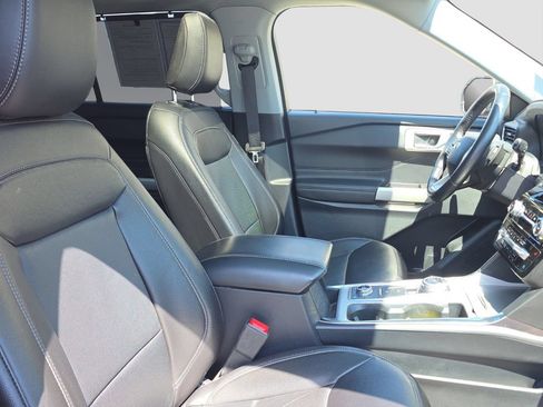Used 2021 Ford Explorer Limited w/ Equipment Group 301A AWD/4WD image 19