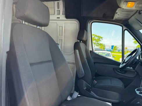 Used 2022 Mercedes-Benz Sprinter 2500 image 12