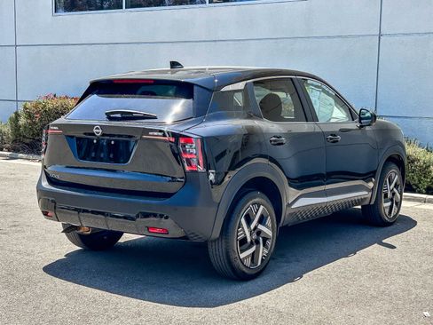 Used 2025 Nissan Kicks SV w/ Charging Package FWD image 6