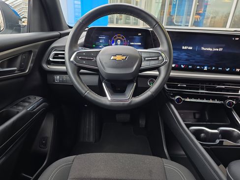 Used 2025 Chevrolet Traverse LT image 32