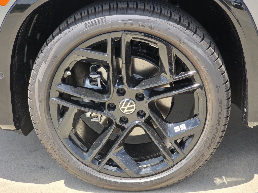 Used 2025 Volkswagen Tiguan SE R-Line AWD/4WD image 11