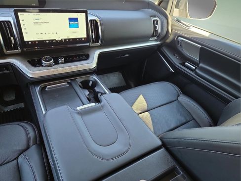 Used 2025 Ford Expedition Platinum AWD/4WD image 13
