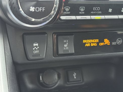 Used 2022 Toyota RAV4 XLE w/ XLE Grade Weather Package image 20