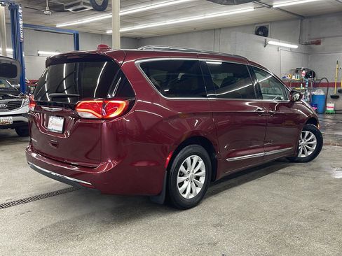 Used 2018 Chrysler Pacifica Touring-L w/ Advanced Safetytec Group image 5