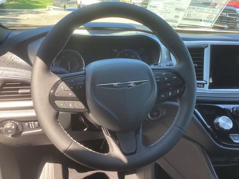 New 2026 Chrysler Pacifica Limited w/ Uconnect Theater Family Group AWD/4WD image 9