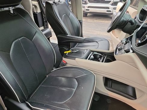 Used 2023 Chrysler Pacifica Limited FWD image 29