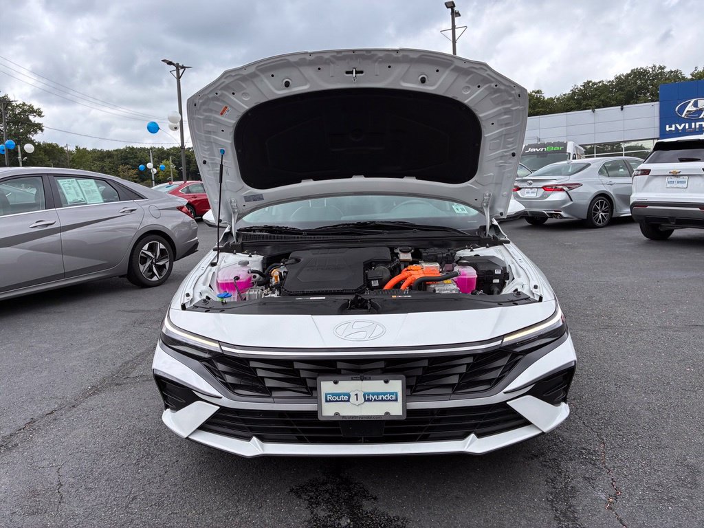 Certified 2025 Hyundai Elantra Limited FWD image 10