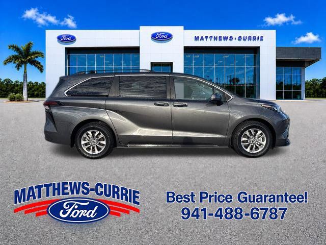 Used 2025 Toyota Sienna LE w/ LE Plus Package FWD image 3