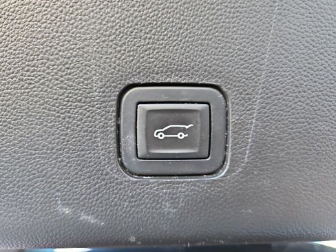 Used 2018 Chevrolet Traverse LT image 32