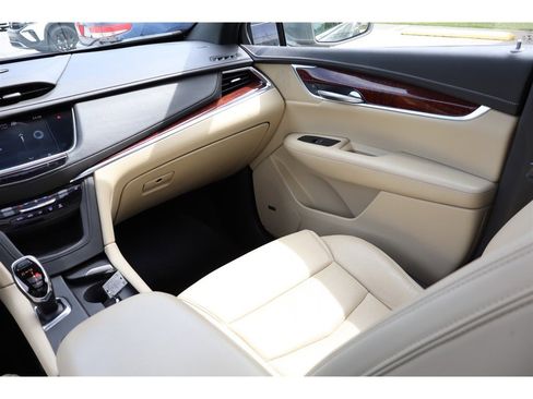 Used 2019 Cadillac XT5 Luxury FWD image 16