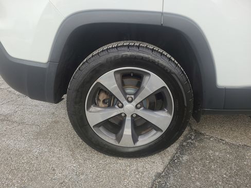 Used 2020 Jeep Cherokee Limited image 12