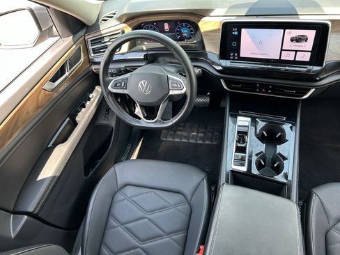 Used 2024 Volkswagen Atlas SE w/ Black Wheel Package FWD image 13