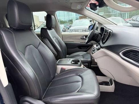Used 2023 Chrysler Pacifica Touring-L FWD image 31