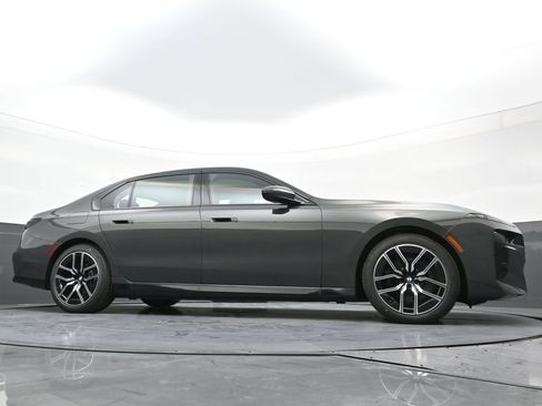 New 2026 BMW 750e xDrive image 23