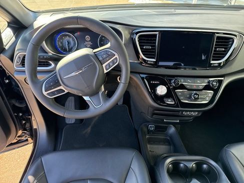 Used 2025 Chrysler Pacifica Select FWD image 12
