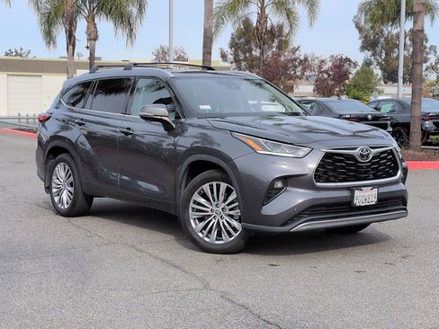 Used 2023 Toyota Highlander Platinum image 2
