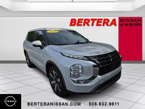 Used 2025 Mitsubishi Outlander SE AWD/4WD image 4