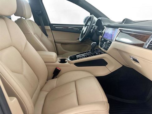 Certified 2022 Porsche Macan AWD/4WD image 28