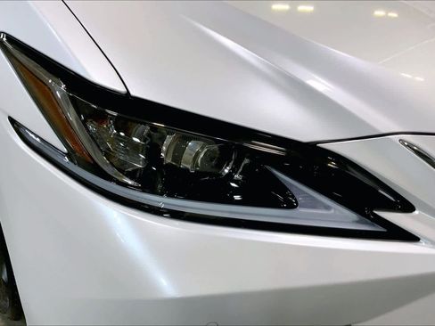 Certified 2025 Lexus ES 300h w/ Luxury Package image 28