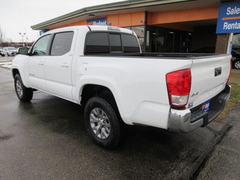 Used 2017 Toyota Tacoma SR5 image 3