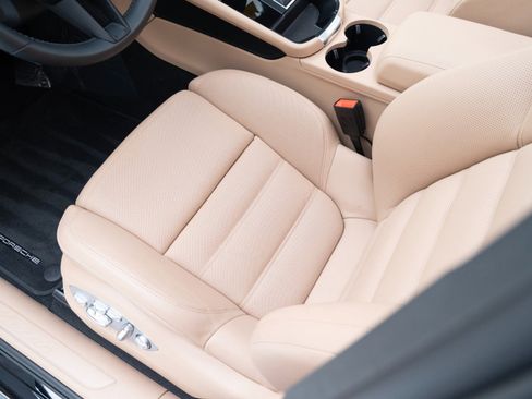 Used 2025 Porsche Macan image 16