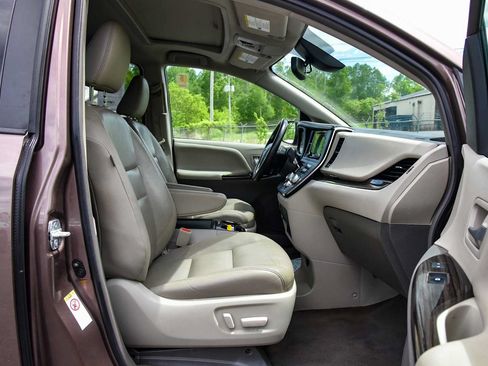 Used 2018 Toyota Sienna XLE FWD image 9