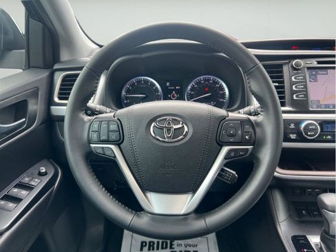 Used 2019 Toyota Highlander XLE AWD/4WD image 19