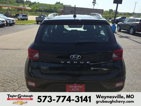 Used 2023 Hyundai Venue SEL FWD image 7