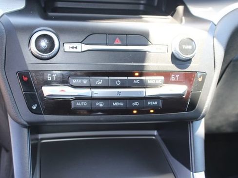 Used 2020 Ford Explorer XLT w/ Equipment Group 202A AWD/4WD image 17