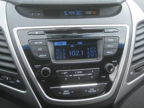 Used 2016 Hyundai Elantra SE FWD image 17