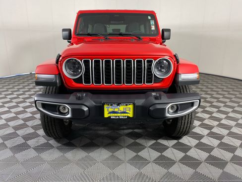 Used 2026 Jeep Wrangler Unlimited Sahara AWD/4WD image 2