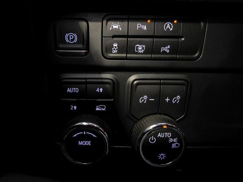 Used 2025 Chevrolet Tahoe LT AWD/4WD image 24