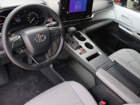 Used 2025 Toyota Sienna LE image 2