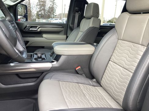 Used 2025 Chevrolet Silverado 2500 ZR2 w/ Technology Package image 21