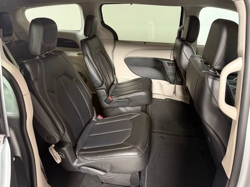 Certified 2024 Chrysler Pacifica Touring-L image 15