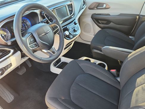 Used 2024 Chrysler Voyager LX image 9