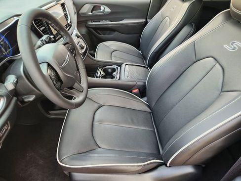 New 2026 Chrysler Pacifica Limited FWD image 9