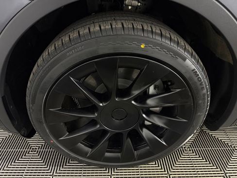 Used 2024 Tesla Model Y Long Range AWD/4WD image 11