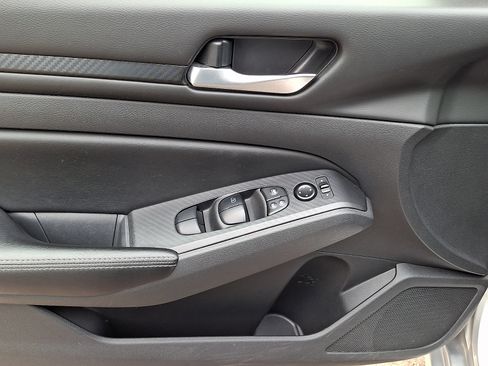 Used 2024 Nissan Altima 2.5 SV FWD image 14