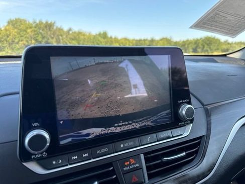 Used 2025 Nissan Altima 2.5 SV FWD image 12