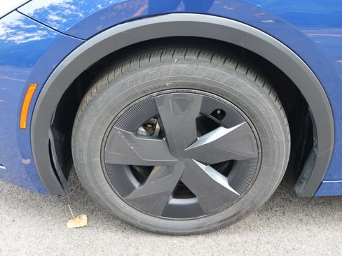 Certified 2025 Toyota Prius LE FWD image 9
