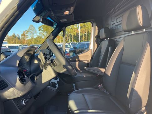 Used 2025 Mercedes-Benz Sprinter 2500 image 9