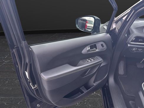 Used 2025 Chrysler Pacifica Limited image 12