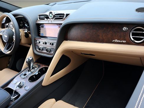 New 2025 Bentley Bentayga image 2